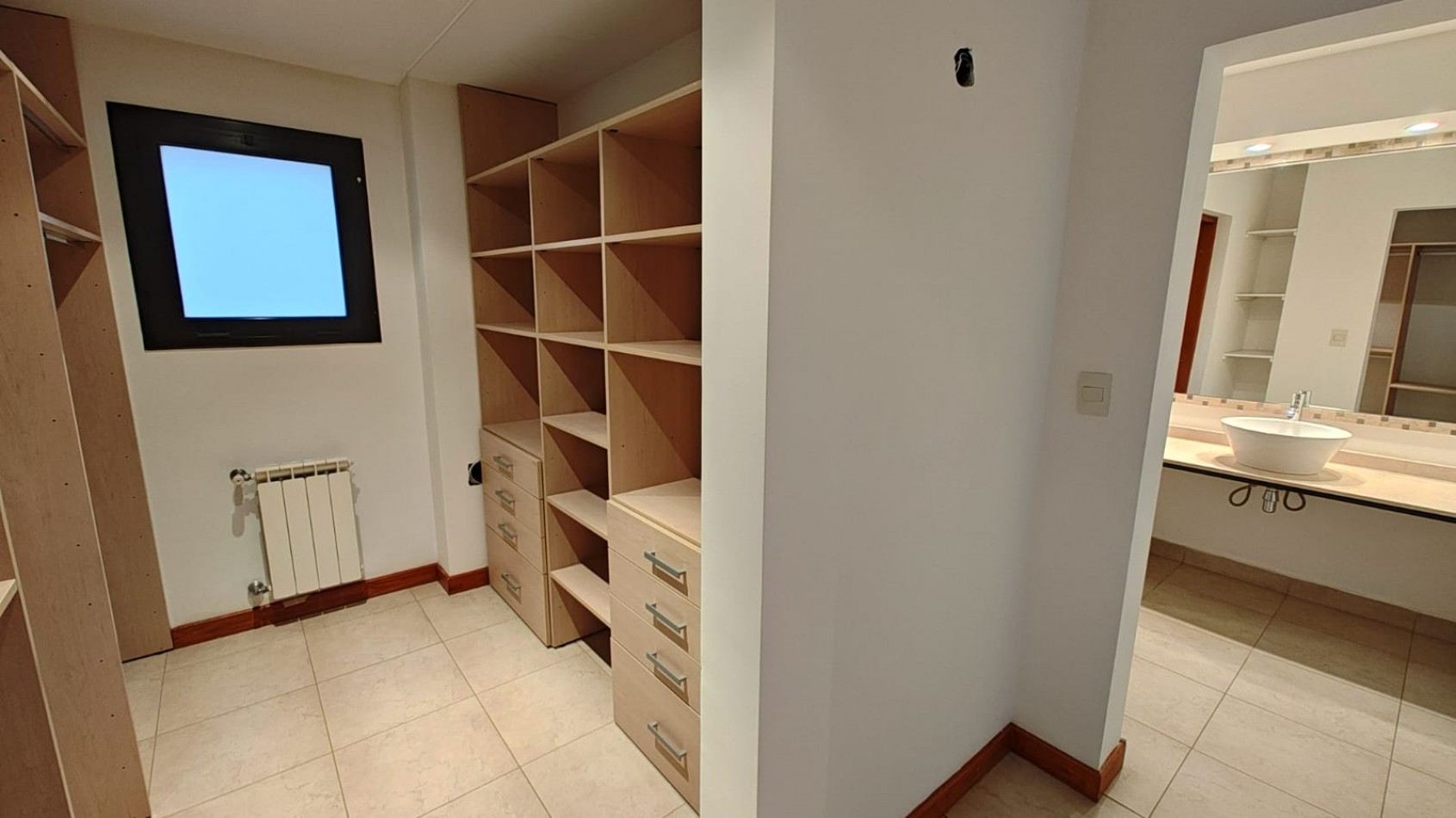 CASA NIVEL GERENCIAL EN ALQUILER.